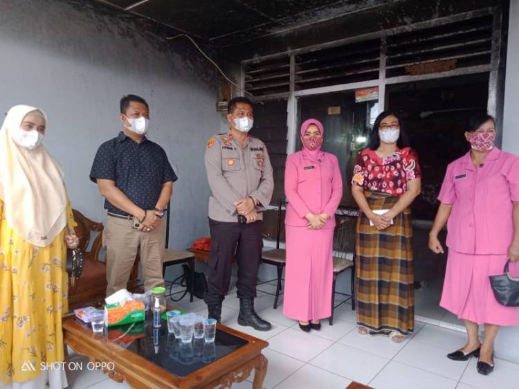 Kapolsek Medan Area Kompol Faidir Berikan Dana Bantuan untuk Korban Kebakaran di Aspol Selambo Medan