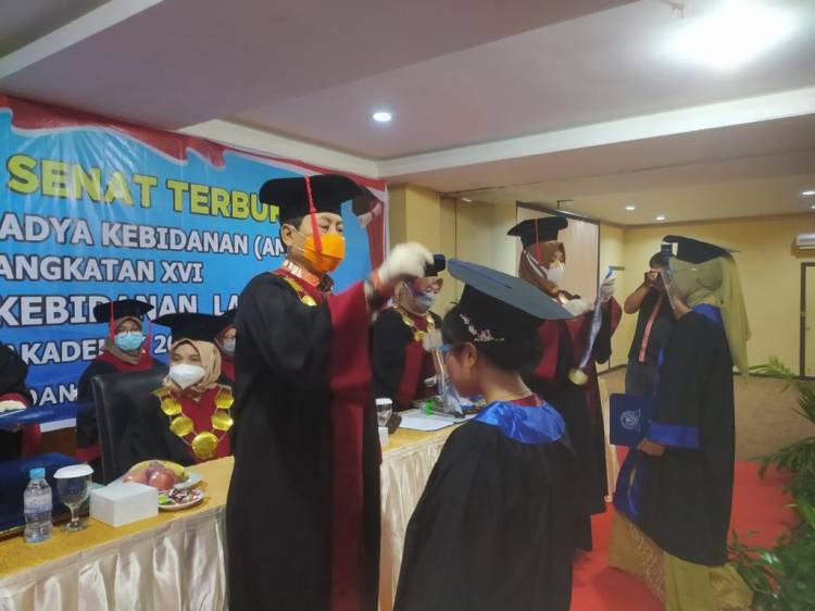 Akedemi Kebidanan Langkat Wisuda 30 Bidan