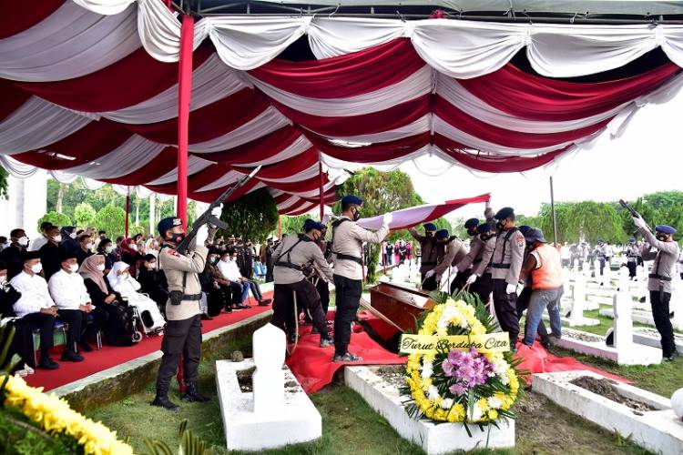 Pemakaman Adik Gubernur Edy Rahmayadi Berlangsung Khidmat, Kapolda Panca Sebut Zulfikar Tarius Sosok Polisi Sejati