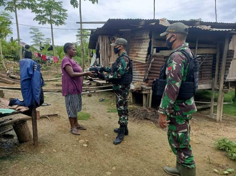 TNI Berbagi Sembako kepada Masyarakat Perbatasan di Papua
