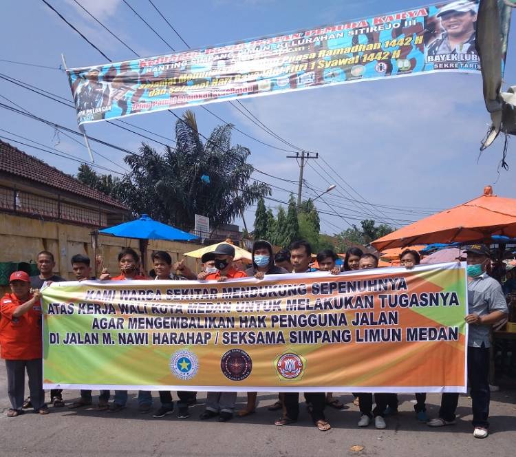 PKL Simpang Limun Kuasai Trotoar Jalan Seksama Medan, Warga Protes Arus Lalu Lintas Jadi Macet
