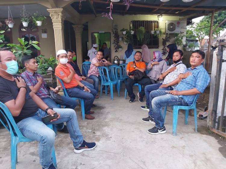 Ketua Pewarta Bersama Pengurus Bukber di Rumah Akbar, Nikmati Sajian Ayam Goreng Kampung
