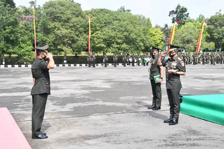 Pangdam V/Brawijaya Lantik 302 Siswa Secata Jadi Prajurit TNI-AD
