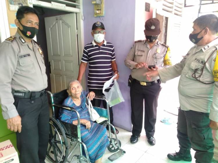Polsek Medan Timur Peduli Warga Lumpuh, Gulirkan Bantuan Sembako dan Santunan untuk Ibu Asmah