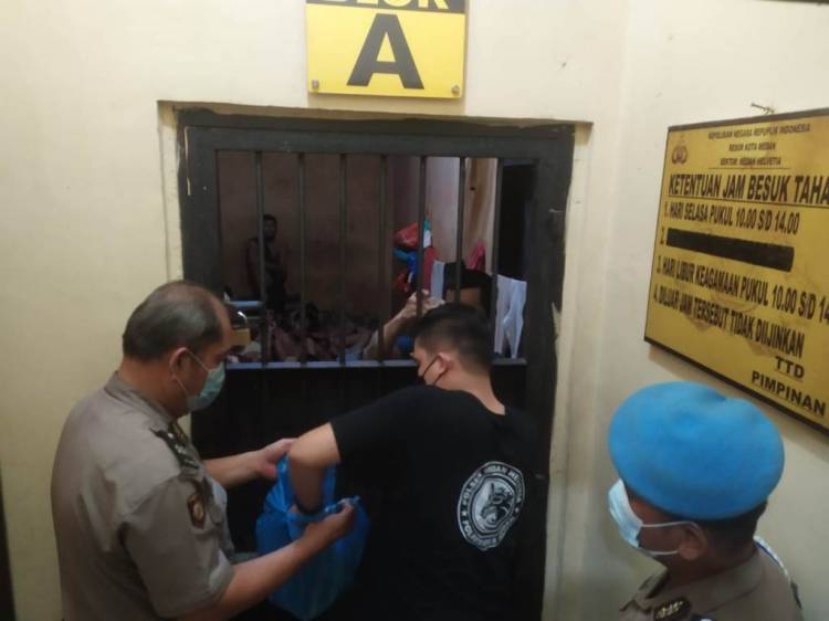 Peduli Sesama, Ini yang Dilakukan Panit 2 Reskrim Polsek Medan Helvetia Terhadap Para Tahanan