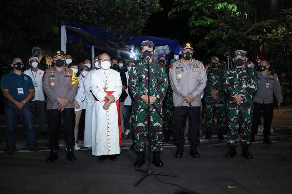 Tingkatkan Rasa Aman Masyarakat, Panglima TNI Tinjau Pengamanan di Gereja  
