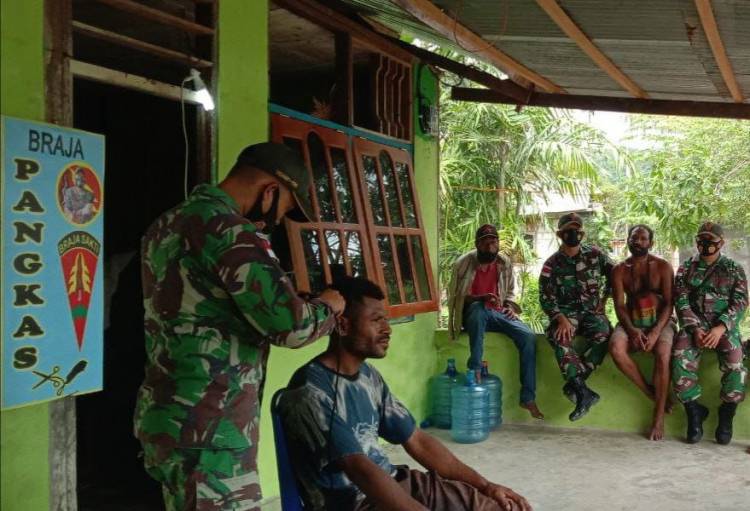 Satgas Pamtas Yonif 131/Brs Buka Layanan Pangkas Rambut Gratis