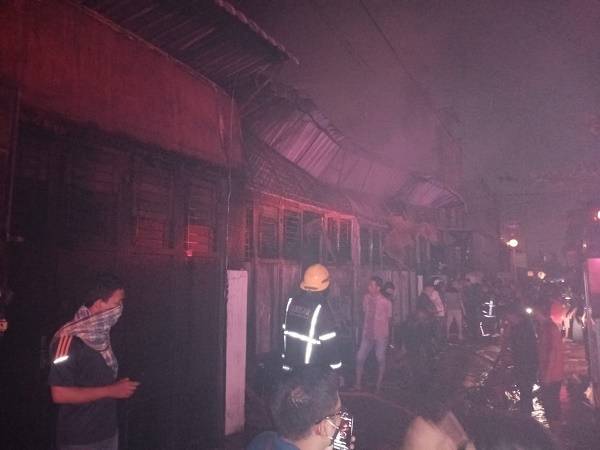 Kebakaran Hanguskan 4 Ruko di Jalan Japaris Medan, Puluhan Orang Terjebak Dalam Ruko Berkerangkeng