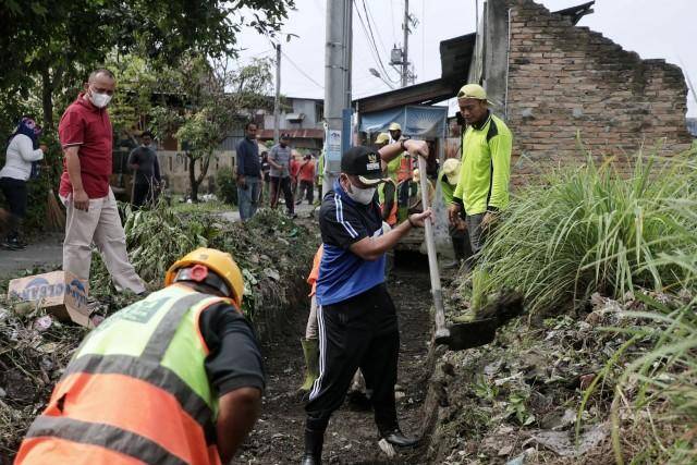 Antisipasi Banjir, Camat Medan Timur Ikut Gotong Royong Bersama Masyarakat