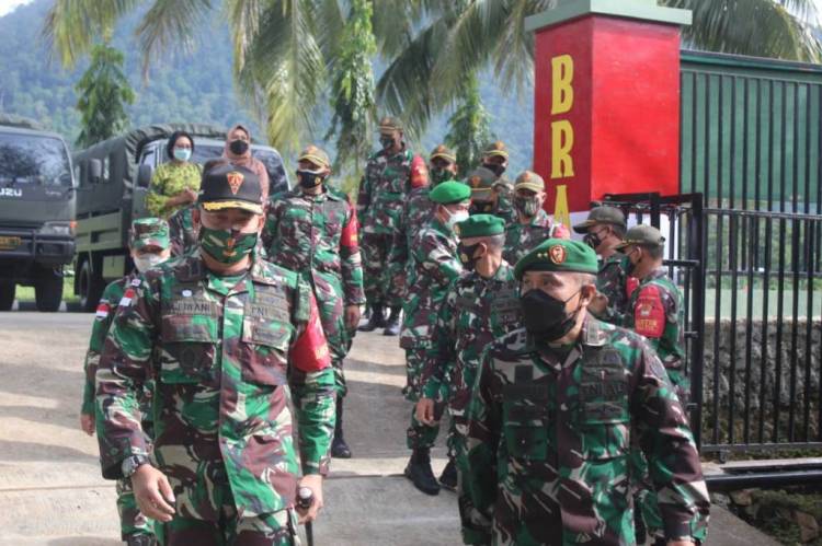 Satgas Pamtas RI-PNG Yonif 131/Braja Sakti Terima Kunjungan Kapuskesad