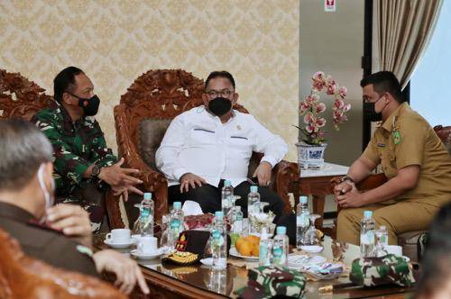 Walikota Medan Sambut Kedatangan KASAU di Apron Charlie Soewondo