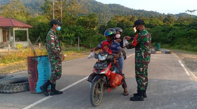 Personel Satgas Pamtas Yonif 642 Lakukan Sweeping di Jalan Perbatasan RI-Malaysia