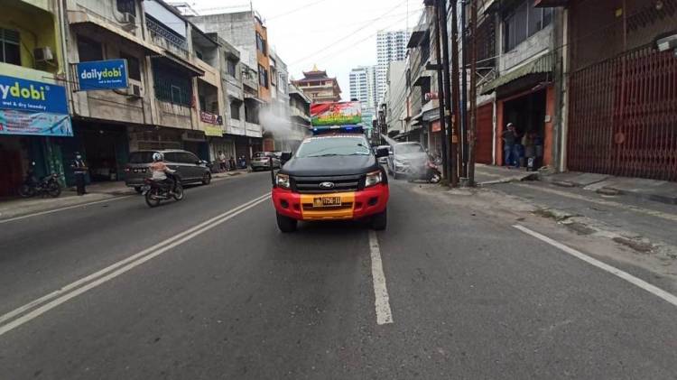 Cegah Penyebaran Covid - 19, Polsek Medan Timur Semprot Disinfektan di Jalan Irian Barat