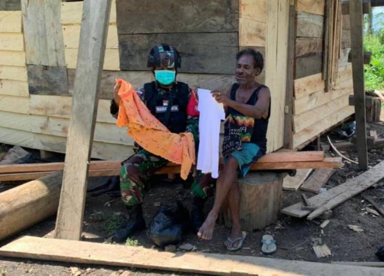 Satgas Pamtas Yonif Mekanis 512/QY Bagikan Pakaian untuk Masyarakat