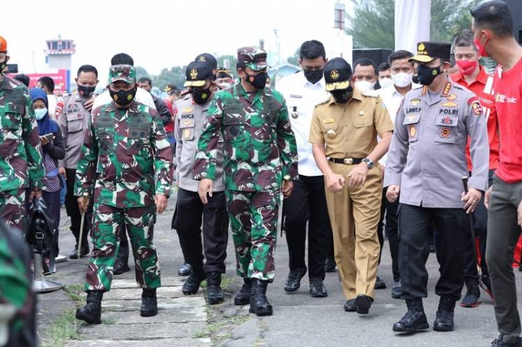 Panglima TNI dan Kapolri Tinjau Pelaksanaan Vaksinasi Drive Thru di Lanud Soewondo Kota Medan