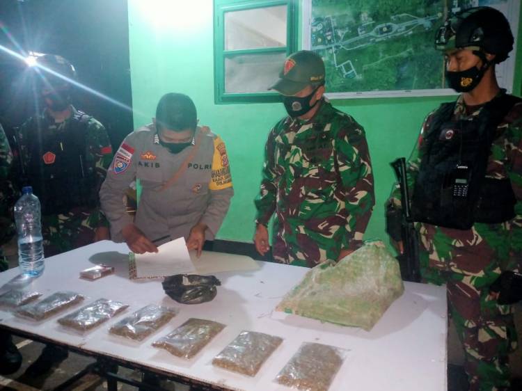 Satgas Pamtas RI-PNG Yonif 131/Braja Sakti Amankan 7 Kantong Plastik Berisikan Ganja