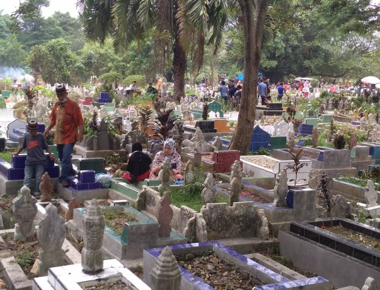 Jelang Ramadan, Warga Datangi dan Ziarah ke TPU Islam Jalan Halat