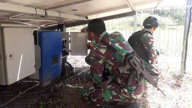 TNI Bantu Masyarakat Hidupkan Kembali PLTS