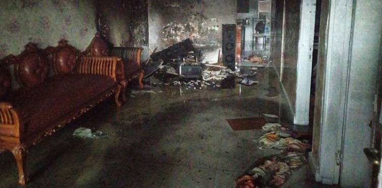 Di Bawah Guyuran Hujan Deras, Satu Rumah di Asrama Polisi di Jalan Selambo Terbakar