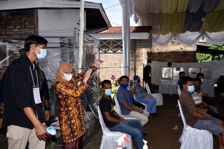 Sekdaprov Tinjau TPS PSU di Labuhanbatu, Sabrina Minta Masyarakat Jaga Suasana Kondusif