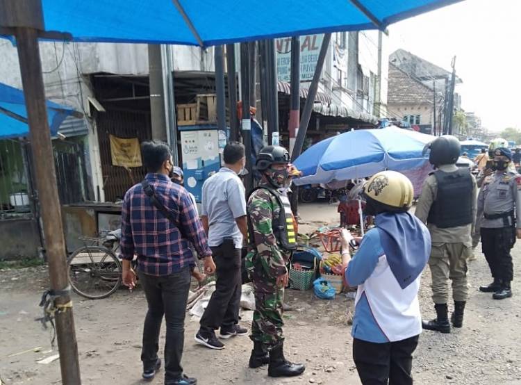 Razia PPKM, Polsek Medan Timur dan Satpol PP Ajak Warga Patuhi Prokes di Kawasan Pasar Bulan Medan