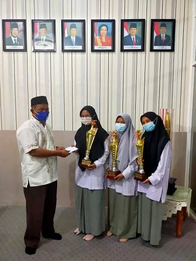 Kepala MAN 2 Model Medan Apresiasi Siswa-Siswi Peraih Terbaik 1 MTQN Kota Medan 2021