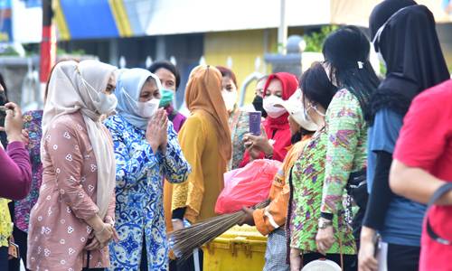Semarakkan Hari Kartini 2021, Ketua TIm PKK Sumut Bersama PPBI Berbagi Sembako