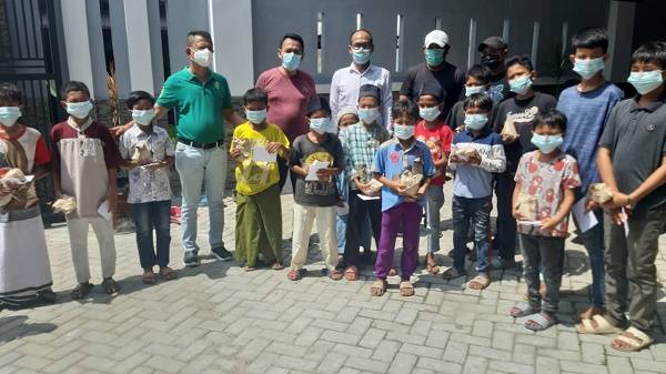 Pengurus Forkom Warkop Poldasu Beri Santunan dan Bagikan Masker ke Anak Yatim   