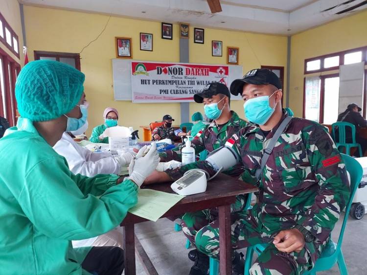 Satgas Pamtas Yonif 642/Kapuas Donorkan Darah di Perbatasan Indonesia Malaysia