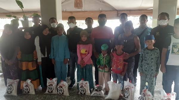 Jelang Ramadhan, Ketua Pewarta Polrestabes Medan Beri Bantuan Sembako kepada Anak Yatim di Bukit Lawang