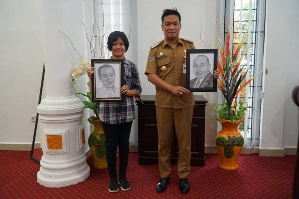Wabup Humbahas Beri Apresiasi Talenta Melukis Sri Juniati Simamora