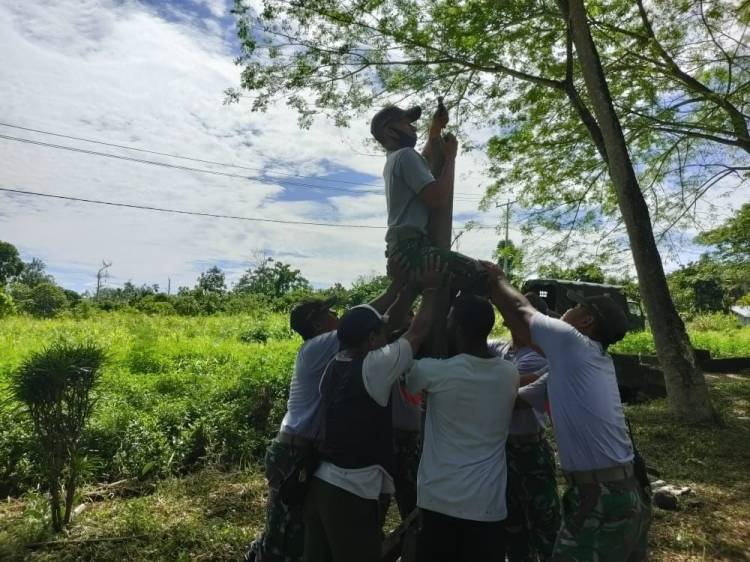 Salurkan Hobi Warga, Satgas Pamtas Bangun Lapangan Voli