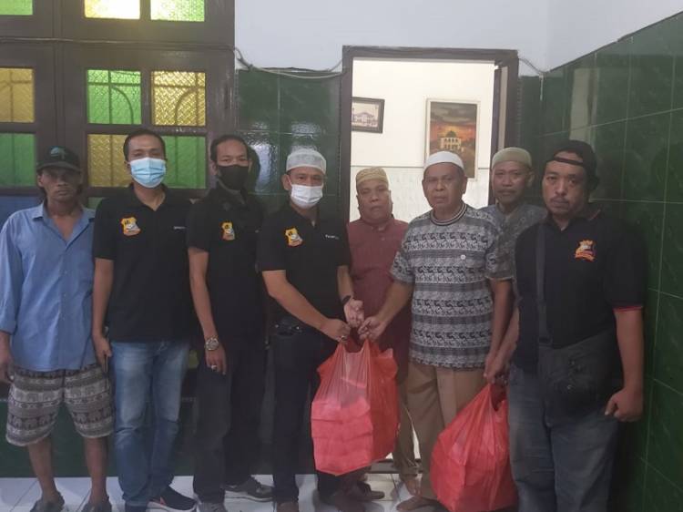 Ketua Pewarta Bagikan Takjil ke Dua Mesjid, Chairum Lubis Sebut Takjil Membawa Pahala