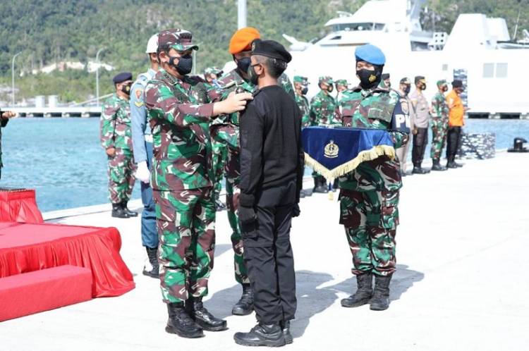 Panglima TNI Resmikan Kapal Selam KRI Alugoro-405 di Faslabuh TNI AL Selat Lampa, Kepulauan Riau