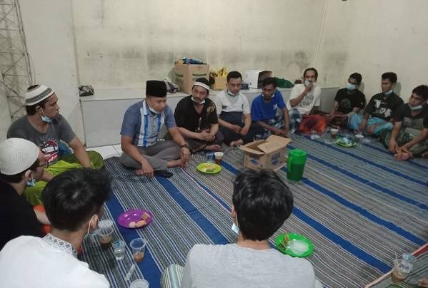 Pererat Silaturahmi, Polsek Medan Baru Buka Puasa Bersama Para Tahanan