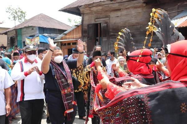 Apresiasi Petani Kopi Desa Paranjulu, Bupati Tapsel Minta Warga Sambut Wisatawan dengan Ramah dan Senyum