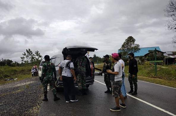  Beri Pengamanan Maksimal, Satgas Pamtas Yonif 642/Kapuas Laksanakan Sweeping di Perbatasan