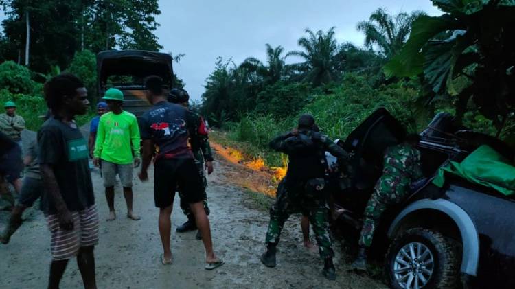 Mobil Nyaris Terjun ke Jurang, Begini Aksi Heroik Satgas Yonif Mekanis 512 Selamatkan Warga