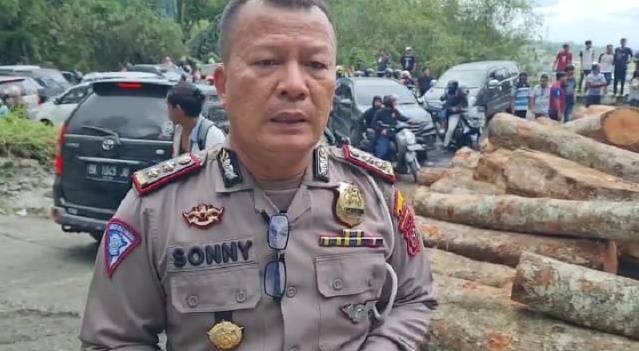 Tikungan Amoy Bandar Baru 'Makan' Korban, Truk Angkut Kayu Terbalik Sebabkan Kemacetan