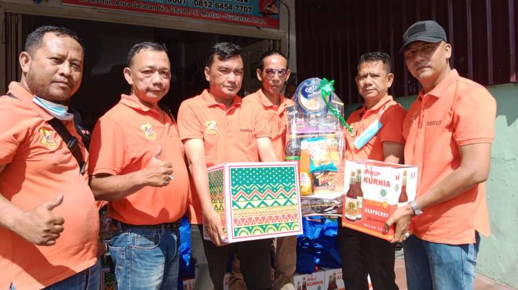 Jelang Idulfitri, Ketua Pewarta Bagikan Paket Lebaran kepada Pengurus dan Anggota