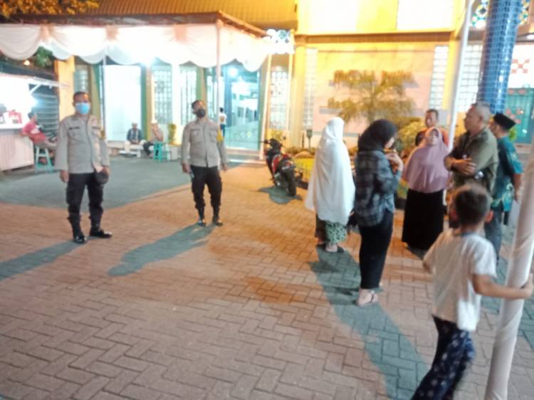 Polisi Kawal Salat Tarawih di Masjid Aceh Sepakat Medan