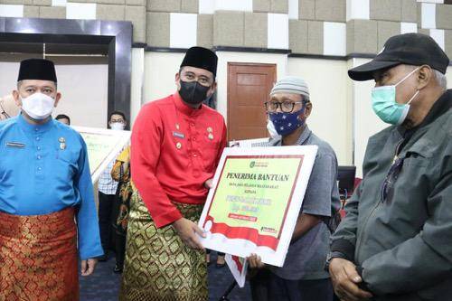  Walikota Medan Serahkan Bantuan Dana Jasa kepada 13.137 Warga Pelayan Masyarakat 