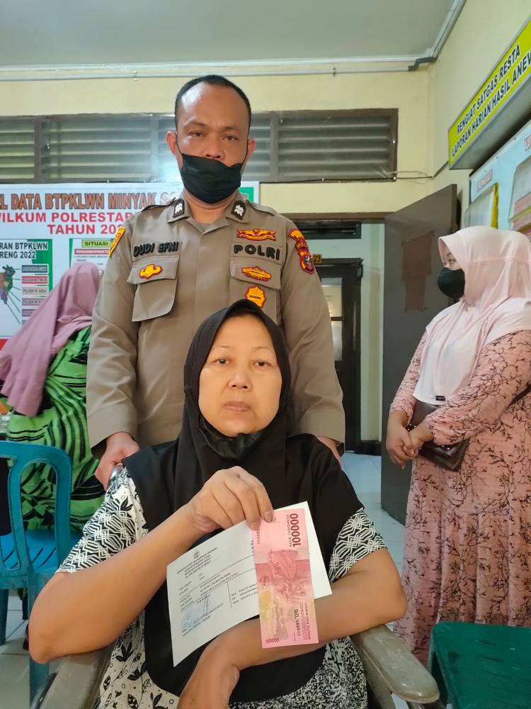 Polrestabes Medan Gulirkan Bantuan Tunai Minyak Goreng kepada Warga Kurang Mampu 