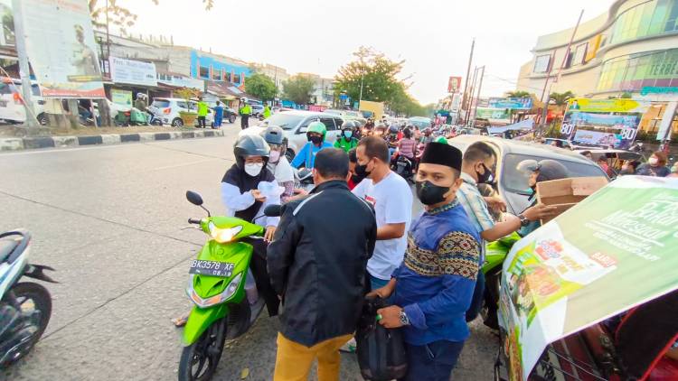Jurnalis Polda Sumut berbagi Takjil ke Masyarakat