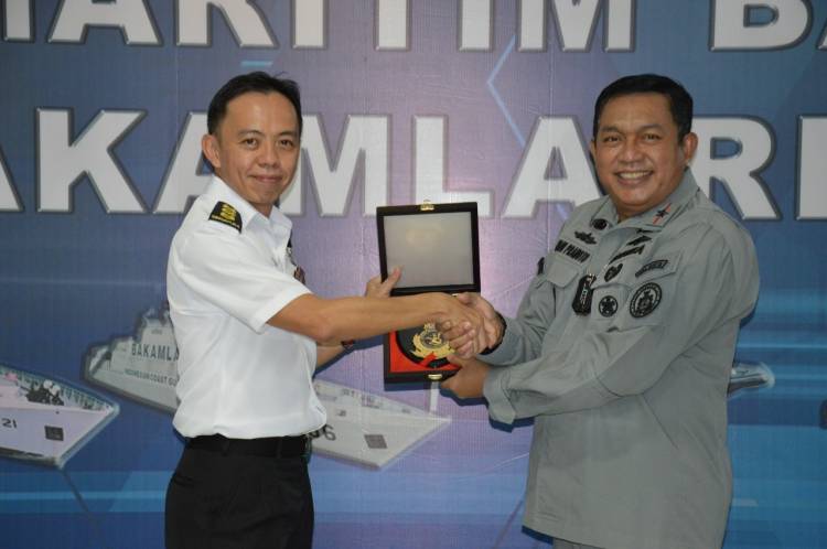  Bakamla RI&ndash;Maritime Security Command Singapore Bahas Isu Oil Spill