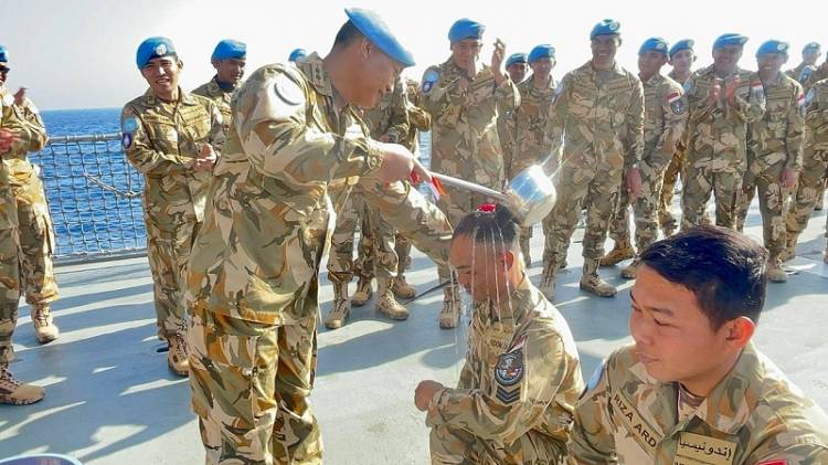 Naik Pangkat, Empat Prajurit Satgas MTF TNI Konga XXVIII-M/UNIFIL Disiram Air Laut