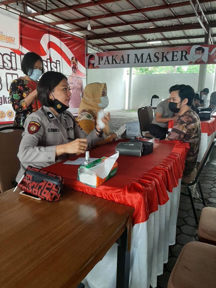 Polrestabes Medan Gelar Vaksinasi Sekaligus Pembagian Sembako di PRSU Medan