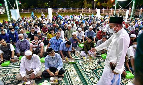 Gubernur Sumut Edy Rahmayadi Buka Puasa Bersama Abang Becak, Bilal Mayit dan Penggali Kubur