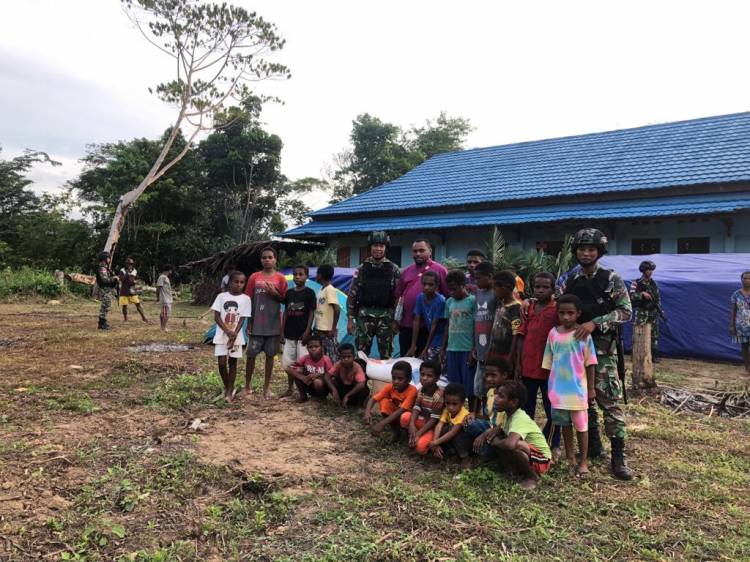  Satgas Yonif 126/KC Berikan Bantuan Sembako Kepada Warga Perbatasan Papua