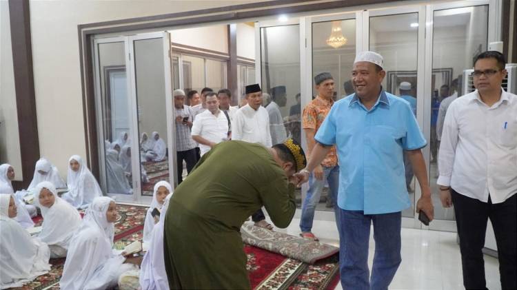 Plt Bupati Langkat Sholat Terawih Bersama Santri Ulumul Qur'an